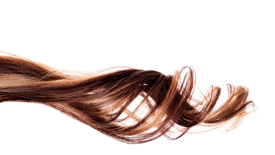 Natychmiastowy efekt gładkich i lśniących włosów – jak działa woda lamelarna?